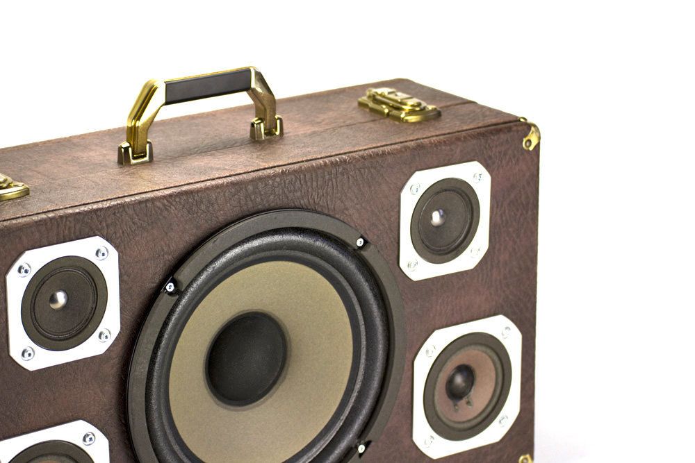 Enceinte bluetooth vintage Bordeaux – Valise Musicale Commodore